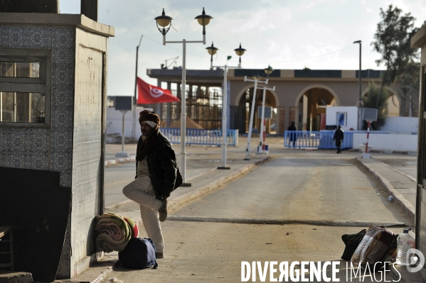 Refugies de libye au poste frontiere tuniso-libyien