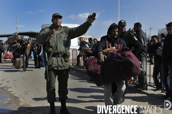 Refugies de libye au poste frontiere tuniso-libyien