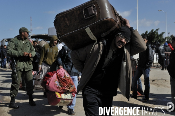 Refugies de libye au poste frontiere tuniso-libyien