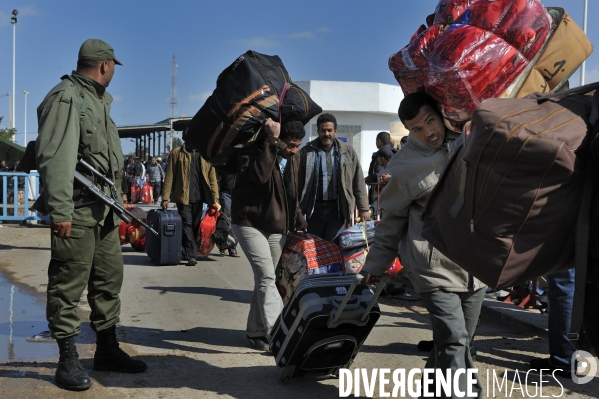 Refugies de libye au poste frontiere tuniso-libyien