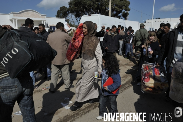 Refugies de libye au poste frontiere tuniso-libyien