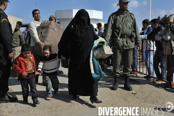 Refugies de libye au poste frontiere tuniso-libyien