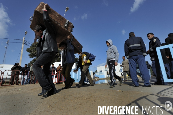 Refugies de libye au poste frontiere tuniso-libyien