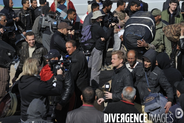 Refugies de libye au poste frontiere tuniso-libyien