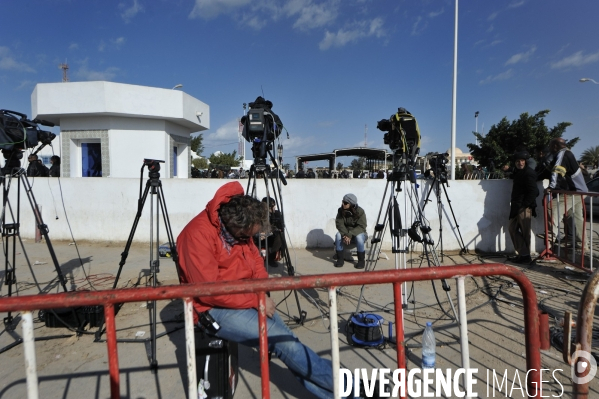 Refugies de libye au poste frontiere tuniso-libyien