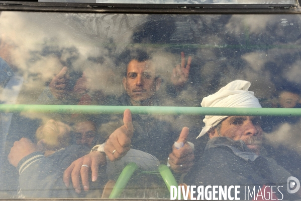Refugies de libye au poste frontiere tuniso-libyien