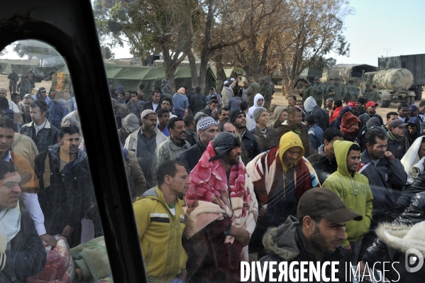 Refugies de libye au poste frontiere tuniso-libyien