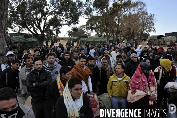 Refugies de libye au poste frontiere tuniso-libyien