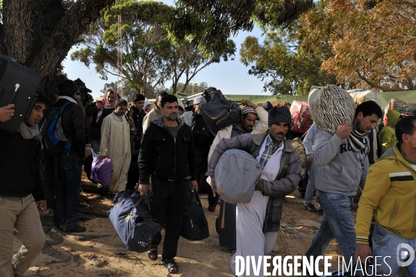 Refugies de libye au poste frontiere tuniso-libyien