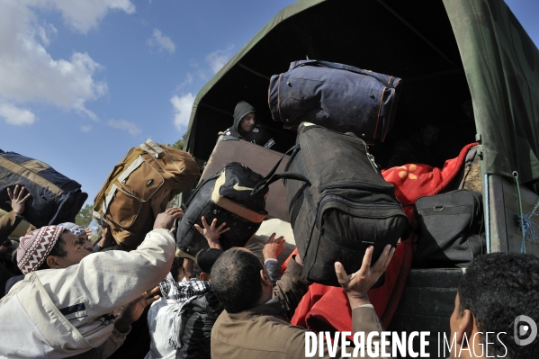 Refugies de libye au poste frontiere tuniso-libyien