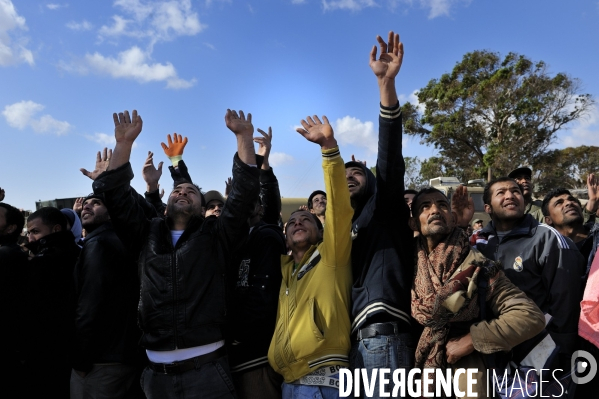 Refugies de libye au poste frontiere tuniso-libyien