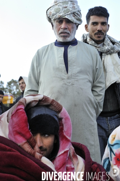 Refugies de libye au poste frontiere tuniso-libyien