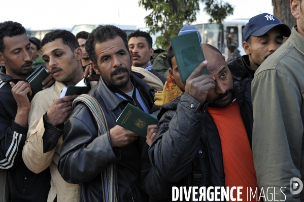 Refugies de libye au poste frontiere tuniso-libyien