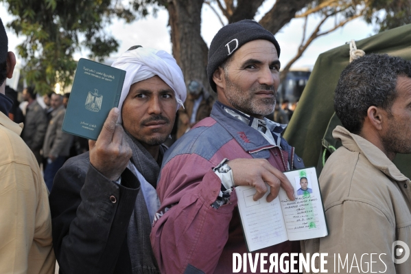 Refugies de libye au poste frontiere tuniso-libyien