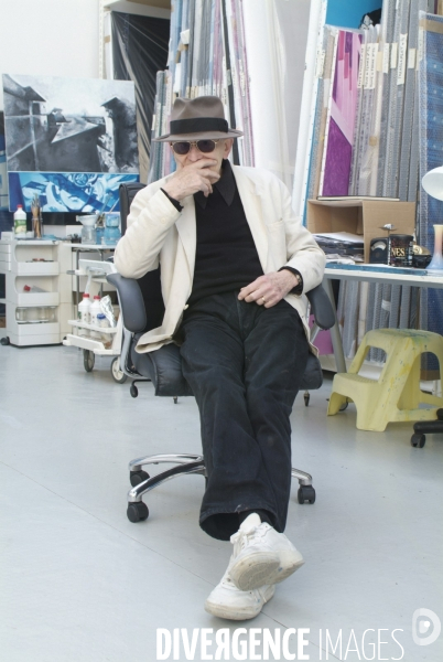 Jacques Monory, peintre de la figuration narrative dans son atelier
