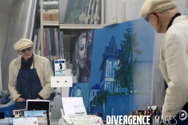 Jacques Monory, peintre de la figuration narrative dans son atelier