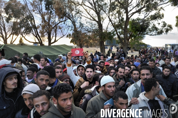 Refugies de libye au poste frontiere tuniso-libyien