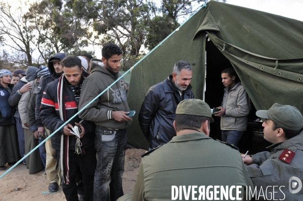 Refugies de libye au poste frontiere tuniso-libyien