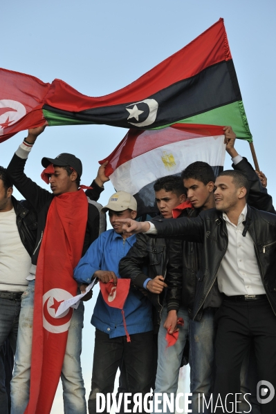 Refugies de libye au poste frontiere tuniso-libyien