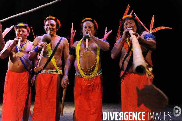 WAYAPI , indiens de Guyane francaise : Musiciens danseurs du Haut OYAPOCK