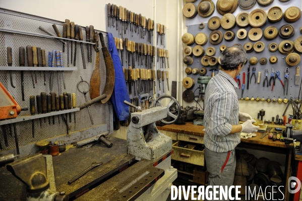 Atelier de lustrerie-bronze du Mobilier national