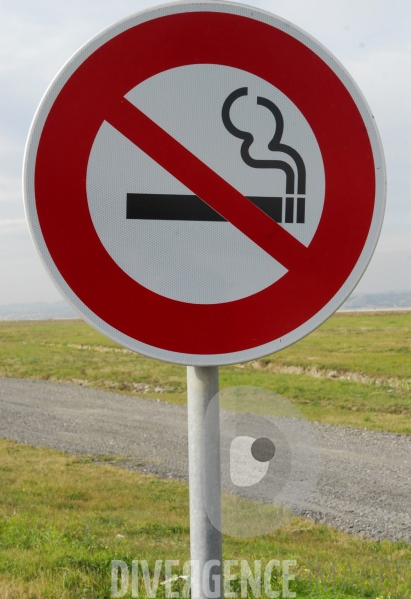 Illustrations Loi anti tabac                                                A compter du 1/02/07 interdiction de fumer dans les leux publics