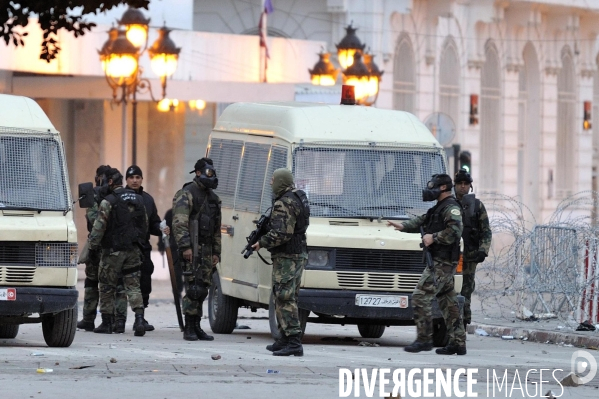 La garde nationale tire sur les manifestants a tunis.
