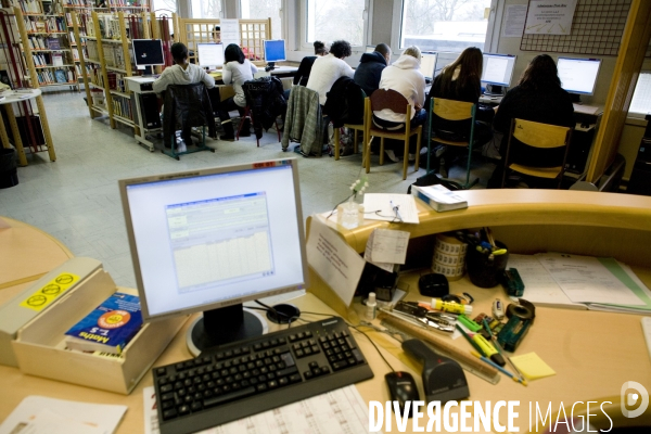 ILLUSTRATION: L informatique dans les lycées. L installation progressive de LILIE, l  espace numérique de Travail (ENT) en  Île de France.