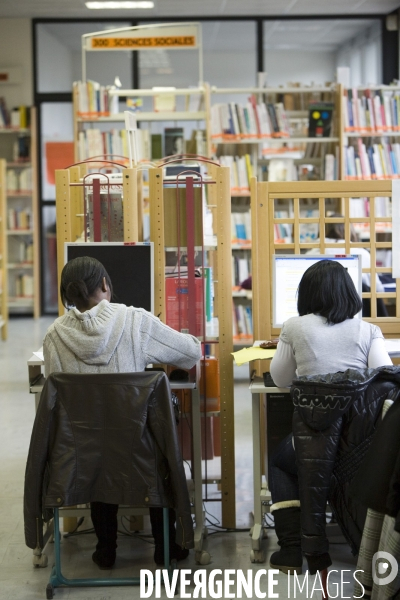 ILLUSTRATION: L informatique dans les lycées. L installation progressive de LILIE, l  espace numérique de Travail (ENT) en  Île de France.