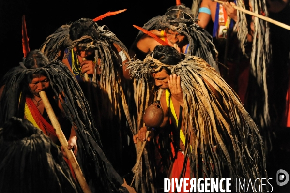 WAYAPI , indiens de Guyane francaise : Musiciens danseurs du Haut OYAPOCK