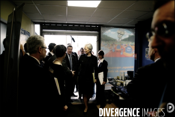 Christine Lagarde et Laurent Wauguiez visitant l entreprise des services a la personne  Maison et Services 