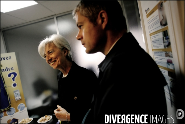 Christine Lagarde et Laurent Wauguiez visitant l entreprise des services a la personne  Maison et Services 