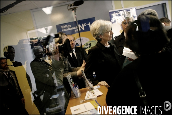 Christine Lagarde et Laurent Wauguiez visitant l entreprise des services a la personne  Maison et Services 