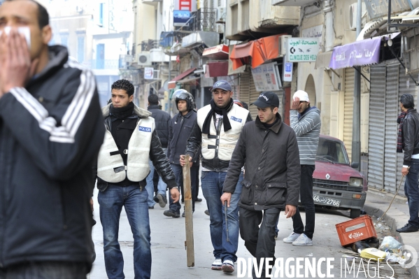 Milices d habitants et police a la chasse aux voleurs a tunis.