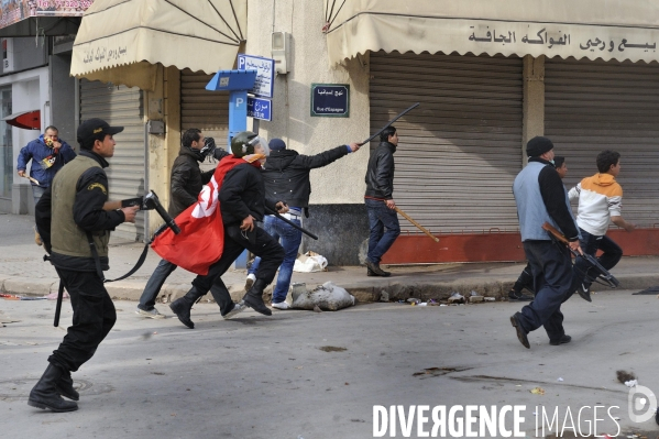 Milices d habitants et police a la chasse aux voleurs a tunis.