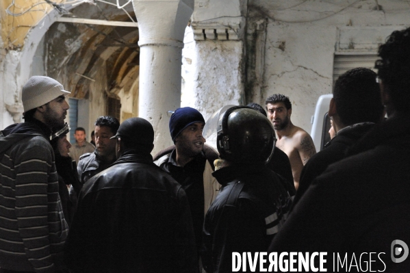 Milices d habitants et police a la chasse aux voleurs a tunis.