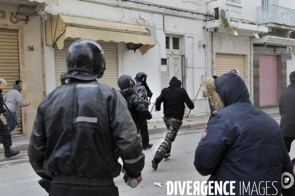 Milices d habitants et police a la chasse aux voleurs a tunis.