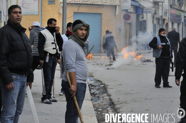 Milices d habitants et police a la chasse aux voleurs a tunis.