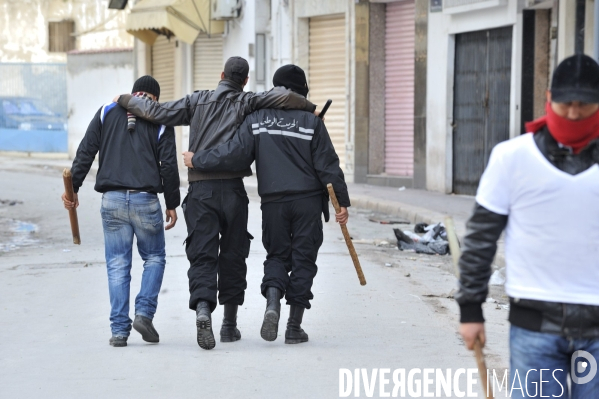 Milices d habitants et police a la chasse aux voleurs a tunis.