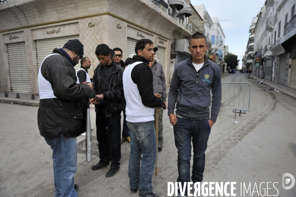 Milices d habitants et police a la chasse aux voleurs a tunis.