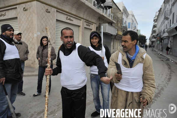 Milices d habitants et police a la chasse aux voleurs a tunis.