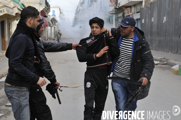 Milices d habitants et police a la chasse aux voleurs a tunis.