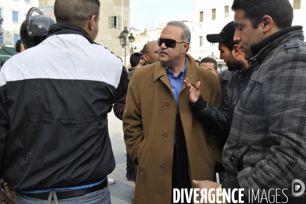 Milices d habitants et police a la chasse aux voleurs a tunis.
