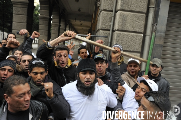 Milices d habitants et police a la chasse aux voleurs a tunis.