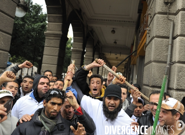 Milices d habitants et police a la chasse aux voleurs a tunis.