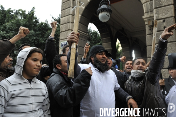 Milices d habitants et police a la chasse aux voleurs a tunis.