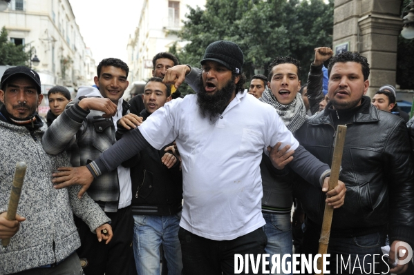 Milices d habitants et police a la chasse aux voleurs a tunis.