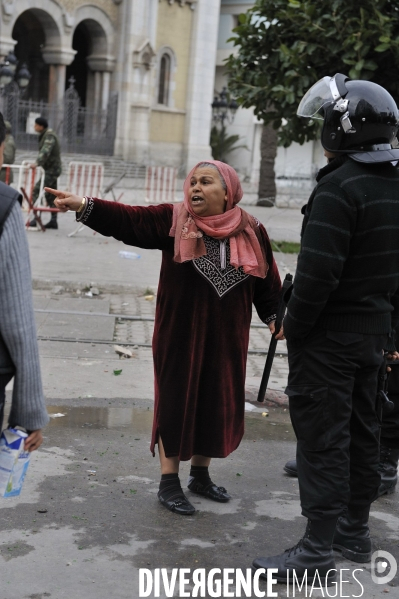 Milices d habitants et police a la chasse aux voleurs a tunis.