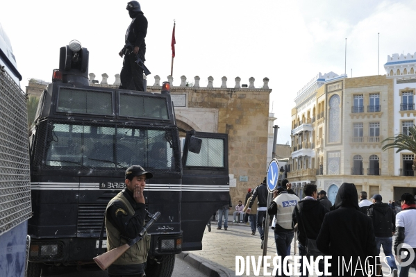 Milices d habitants et police a la chasse aux voleurs a tunis.