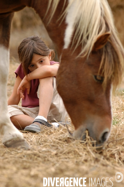 L enfant et les animaux : avec chevaux et poney. Children and animals : with horse and pony.